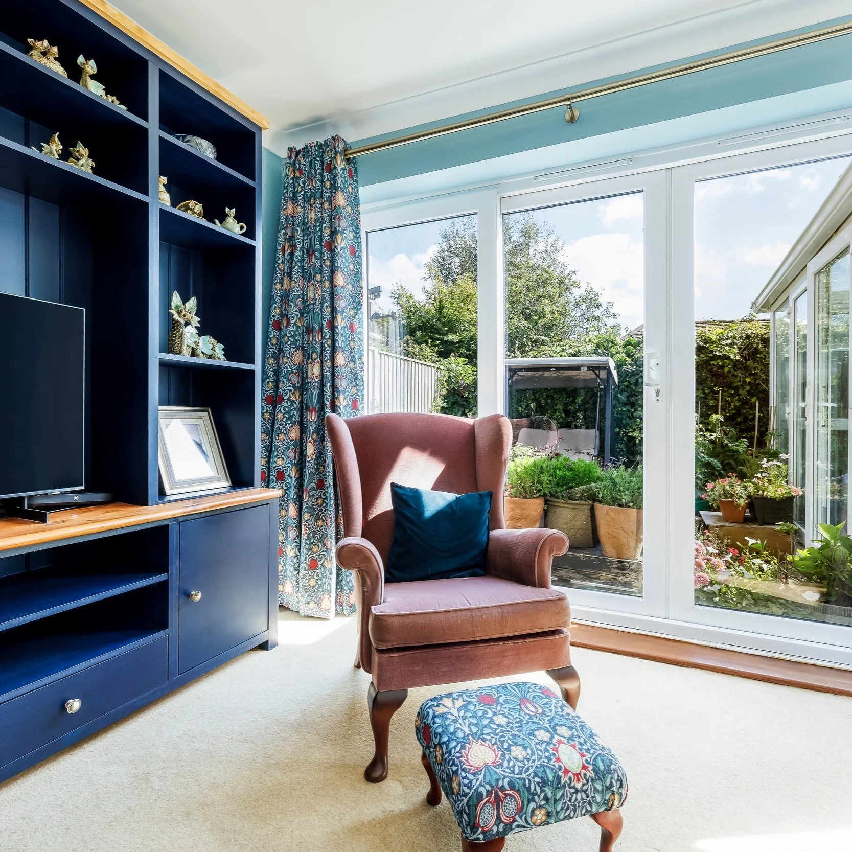 Comley Road contemporary style